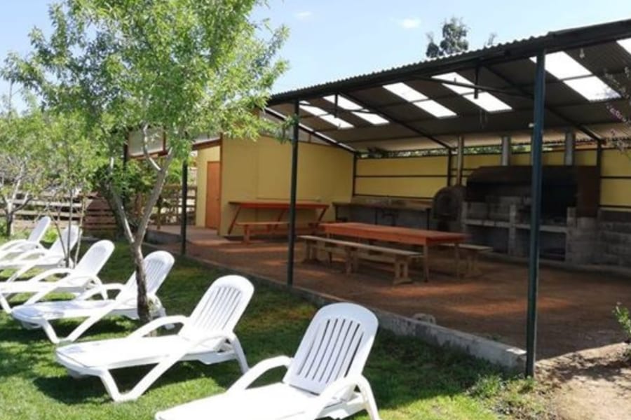 El quincho techado con mesas largas